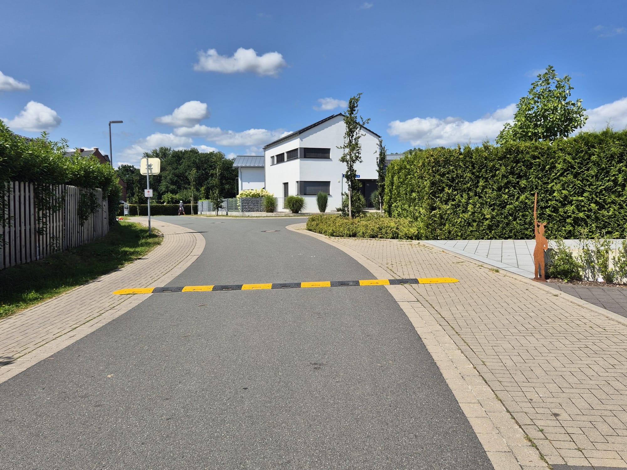Bodenschwelle zur Geschwindigkeitsreduzierung in einer Tempo-30-Zone in Riege