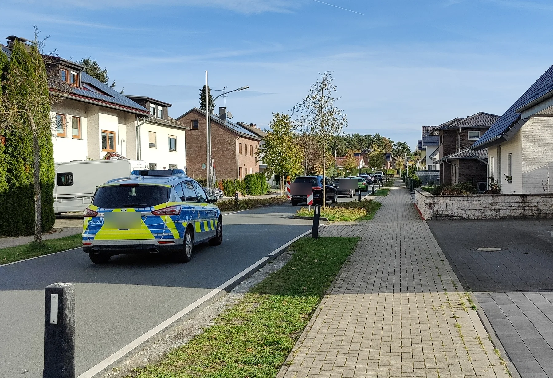 Polizeifahrzeug begleitet eine Kolonne