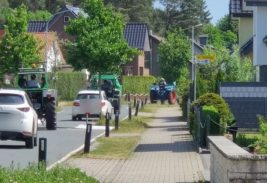 Mehrere Traktoren fahren durch den Lippstädter Weg